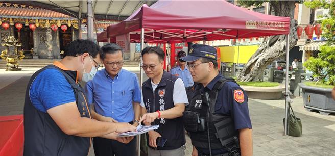 桃园市政府警察局交通警察大队大队长李维振会同辖区桃园分局，于施工前邀集里长、庙方代表、桃园市都市发展局住宅发展处会勘。(交大提供／蔡依珍桃园传真)