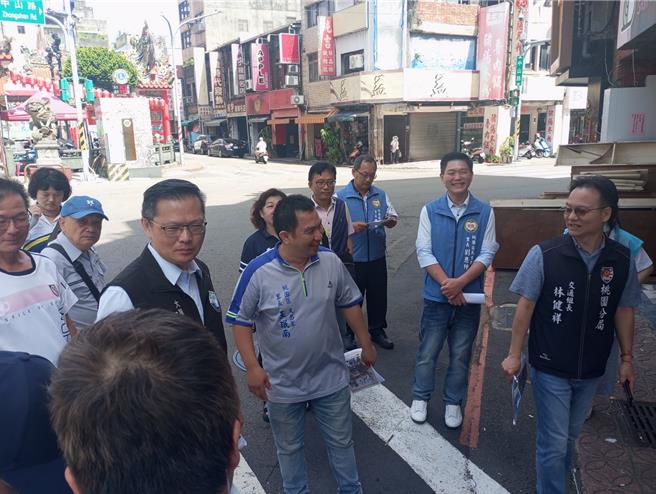 桃园市政府警察局交通警察大队大队长李维振会同辖区桃园分局，于施工前邀集里长、庙方代表、桃园市都市发展局住宅发展处会勘。(交大提供／蔡依珍桃园传真)