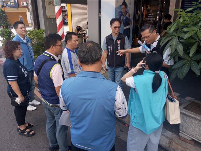 桃园市政府警察局交通警察大队大队长李维振会同辖区桃园分局，于施工前邀集里长、庙方代表、桃园市都市发展局住宅发展处会勘。(交大提供／蔡依珍桃园传真)