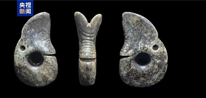 大陆最新发布位于内蒙古红山文化的考古新成果，图为积石冢出土的玉龙古物。（央视新闻）
