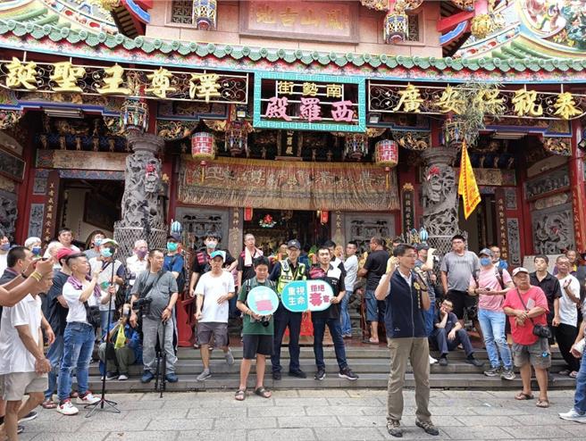 台南市少年隊長冷澤泉（中間持麥克風者）21日到西螺電宣導反毒反詐騙。（台南市少年隊提供／程炳璋台南傳真）