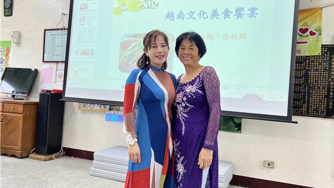 台南市后壁区公所今天在上茄苳里活动中心举办「多元新力共学堂」，邀新住民分享家乡饮食和文化，当地社区妇女换上传统越南服饰，拍照体验。（张毓翎摄）