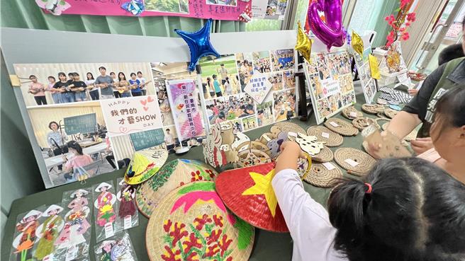 现场也设置多元文化书展、新二代亲子DIY成果展等摊位。（张毓翎摄）
