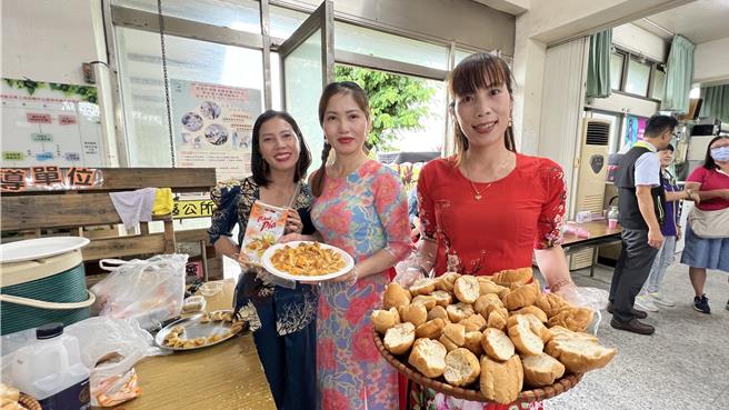 现场提供咖喱麵包、水果茶、米线等越南料理，让民眾品尝。（张毓翎摄）