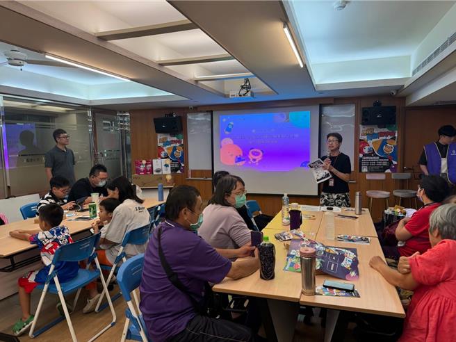 移民署移民资讯组游高级分析师瑞珠在「超新星桌游探险趣」创意活动中，鼓励新住民朋友们参与计画及课程报名。（移民署提供）