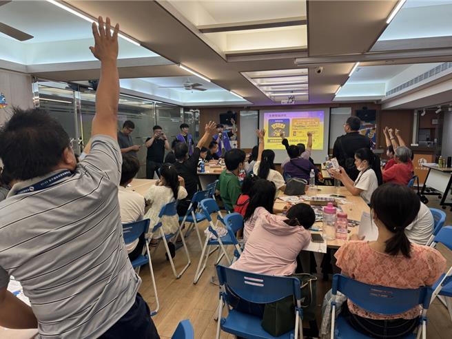 新住民及其子女在移民署办理的创意活动「超新星桌游探险趣」中，踊跃参与有奖徵答。（移民署提供）