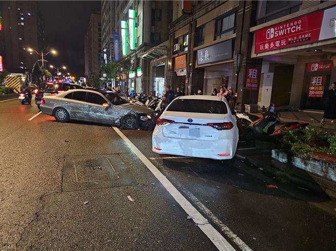 酒驾男开宾士恍神失控，撞路边4汽车7机车幸无人伤亡。(警方提供／吕筱蝉桃园传真)