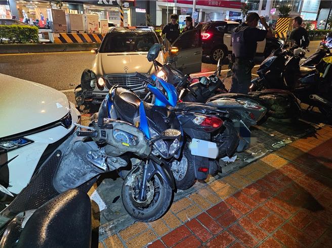 酒驾男开宾士恍神失控，撞路边4汽车7机车幸无人伤亡。(警方提供／吕筱蝉桃园传真)