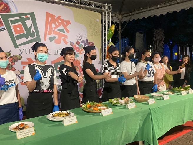 高雄市勞工國際美食PK大賽，各國參賽參賽移工都精心製作代表性美食參賽。（高市勞工局提供／郭良傑高雄傳真）