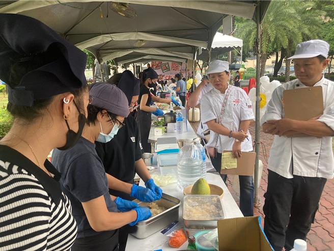 評審對各國參賽移工製作美食過程進行評分。（高市勞工局提供／郭良傑高雄傳真）