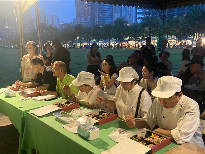 評審對參賽者完成的各國佳餚進行品嚐評分。（高市勞工局提供／郭良傑高雄傳真）