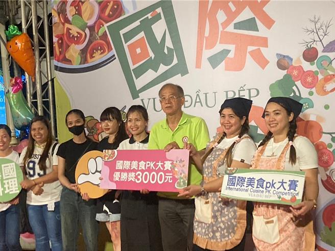 高雄市勞工局舉辦的勞工國際美食PK大賽，最後由「越夏蝦之戀」奪優勝，贏得3000元獎金。（高市勞工局提供／郭良傑高雄傳真）