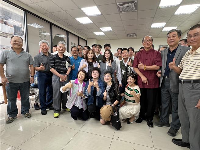 曾代表民進黨參選上屆新竹市立委的陽明交大法學教授林志潔，選後仍持續為選民服務，服務處近日搬至光華南街後22日正式開幕。（王惠慧攝）