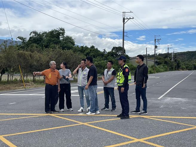花莲县瑞穗乡路口监视器密度不足，瑞穗乡长吴万德（左）、县议员胡仁顺（左3）等人连日到乡内多处路口会勘，预计年底增设10处监视器。（县议员胡仁顺服务处提供／王志伟花莲传真）