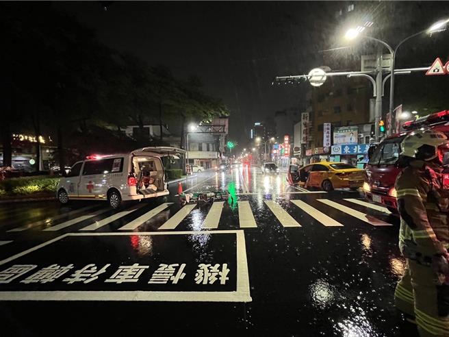 台南市21日深夜天雨視線差，中西區發生一起計程車與救護車相撞車禍。（讀者提供／程炳璋台南傳真）