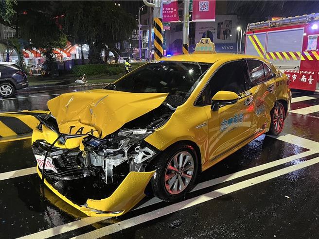 台南市21日深夜天雨視線差，中西區發生一起計程車與救護車相撞車禍，計程車左前車頭全毀。（讀者提供／程炳璋台南傳真）