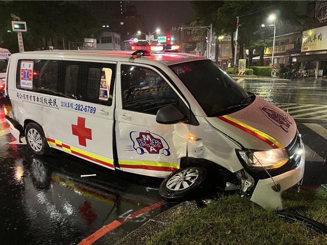 台南市21日深夜天雨視線差，中西區發生一起計程車與救護車相撞車禍，救護車右前輪脫落。（讀者提供／程炳璋台南傳真）