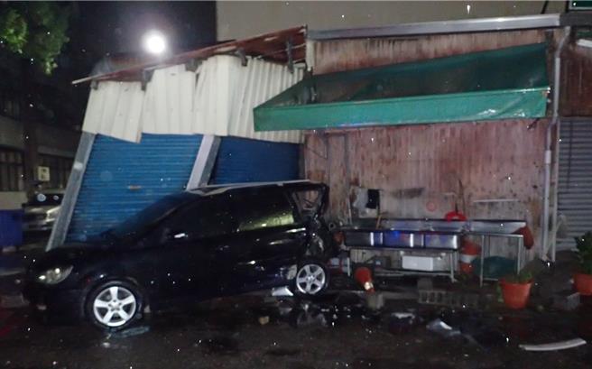 黑色厢型车连撞路边黑色轿车及餐厅铁门后逃逸，警方扩大追查中。（民眾提供／郭良杰高雄传真）