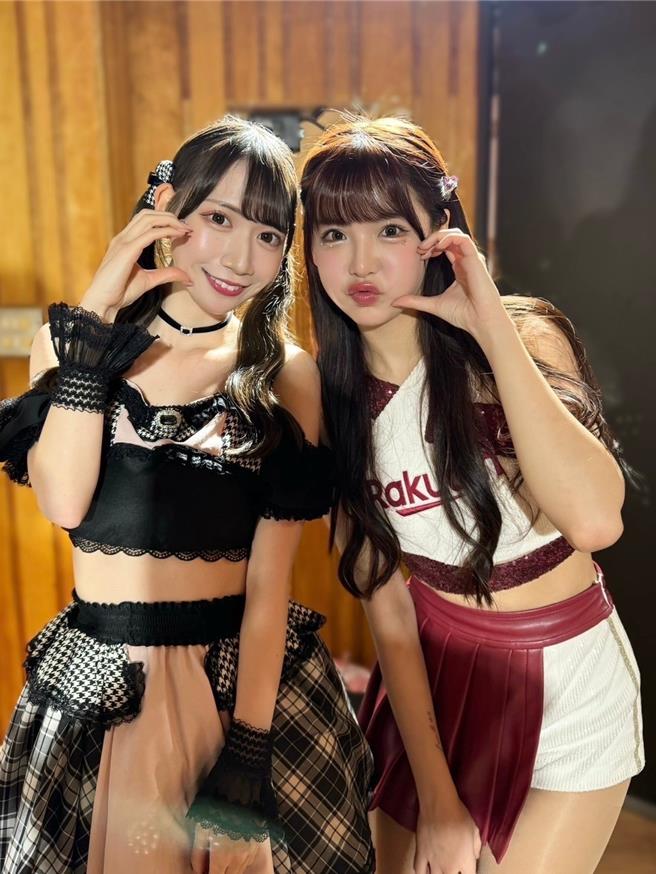 志柿（左）跟菲菲合影。（乐天桃猿提供）