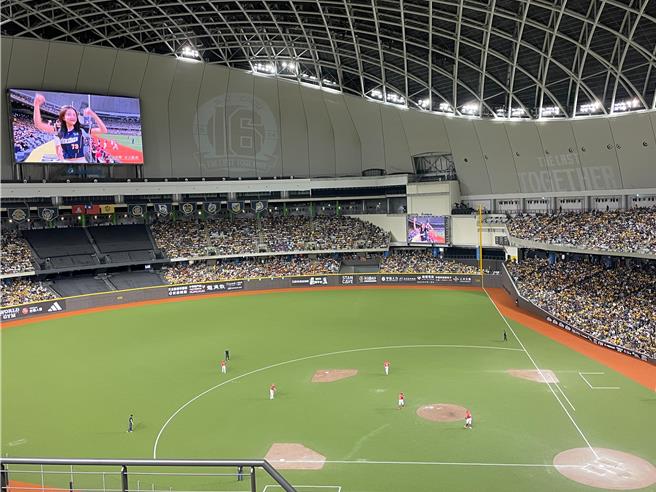 中职中信兄弟周思齐引退赛21、22日于台北大巨蛋，却惊传屋顶漏水，台北市体育局回应，持续监督远雄巨蛋公司10底解决的承诺。（温予菱摄）