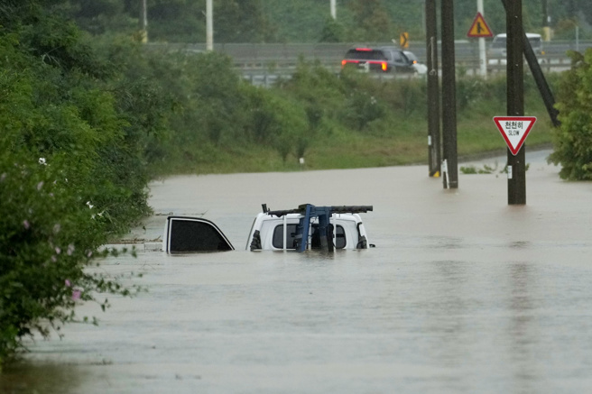 南韓南部降下「200年一遇」暴雨，1500人緊急撤離，多地淹水、土石流災情不斷。圖為南韓京畿北道坡州市7月淹水資料照。（資料照／美聯社）