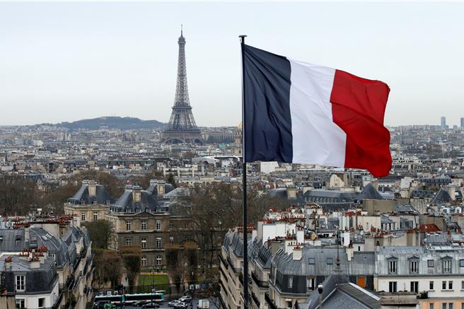 在宣布內閣名單之前，已有成千上萬的人在21日走上巴黎和其他城市的街頭進行抗議，認為馬克宏不尊重議會選舉。（路透社）