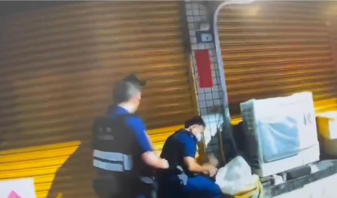 曾男酒後失控，遭到警方壓制。（警方提供）