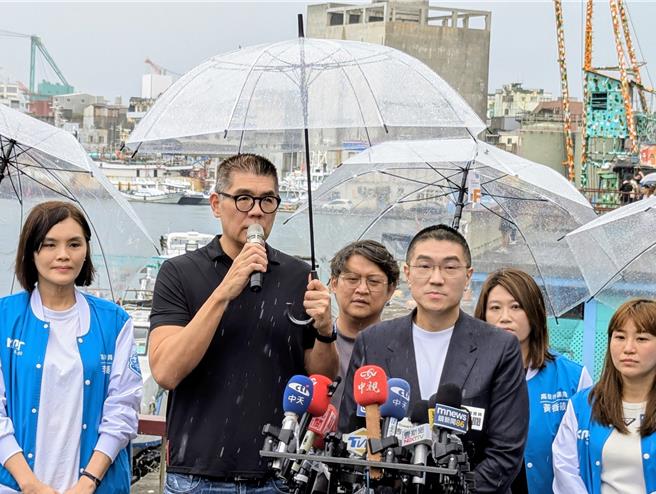 国民党副主席连胜文（左2）带领台东县立委黄建宾（左3）、高雄市议员李眉蓁（左1）、黄香菽（右2）、许采蓁（右1）共同到基隆力挺基隆市长谢国梁（右3）。（张志康摄）