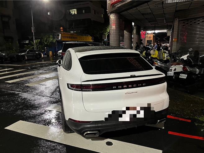 保时捷违停路口遭警发举发，却发现车牌「怪怪的」发现竟是悬挂假牌上路。（警方提供／任义宇高雄传真）