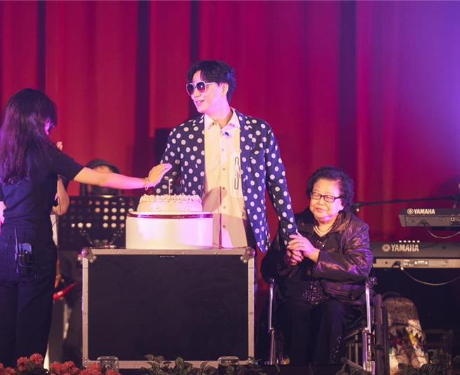 萧煌奇（中）为了母亲（右）工作再累都值得。（翻摄萧煌奇脸书）