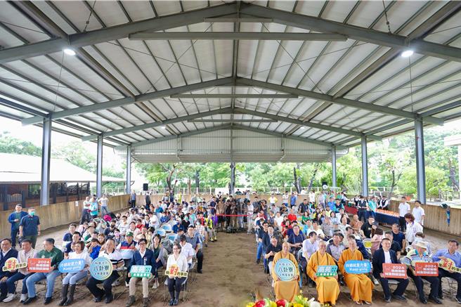 财团法人八卦寮文教基金会办理马术治疗课程长达21年，由前高雄县长余政宪担任董事长，数10年来深耕高雄地区服务弱势，2024年马术治疗课程今日开训典礼，邀请到萧美琴副总统（前排左七）为12位慢飞天使授证入学证书。（财团法人八卦寮文教基金会提供／林雅惠高雄传真）