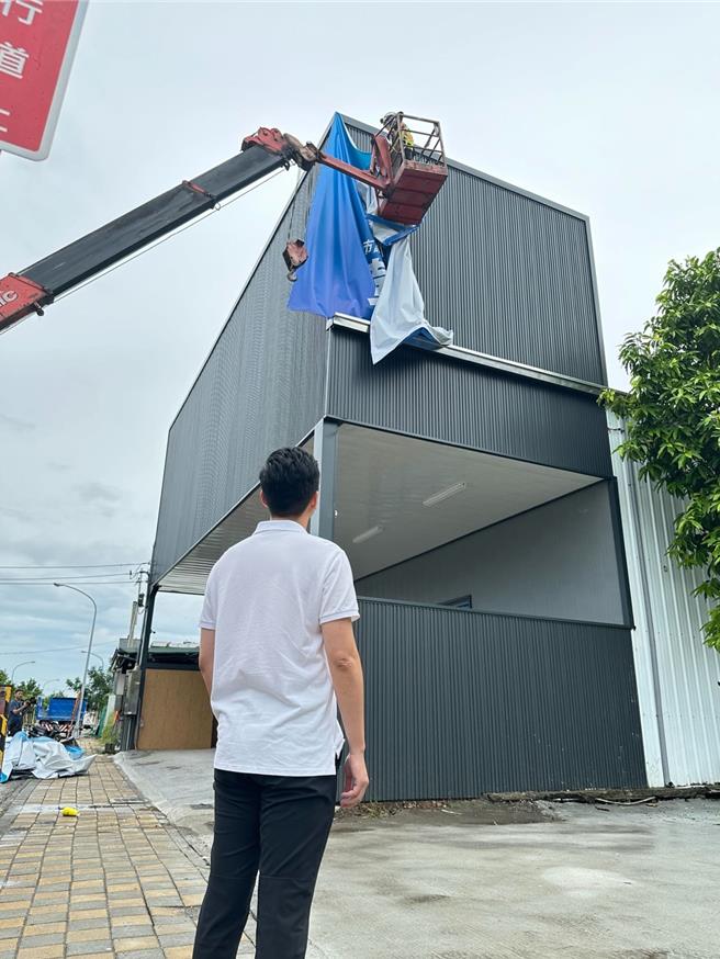 立委廖伟翔服务处遭检举是违建，服务处人员上午开始拆卸招牌。（廖伟翔提供）