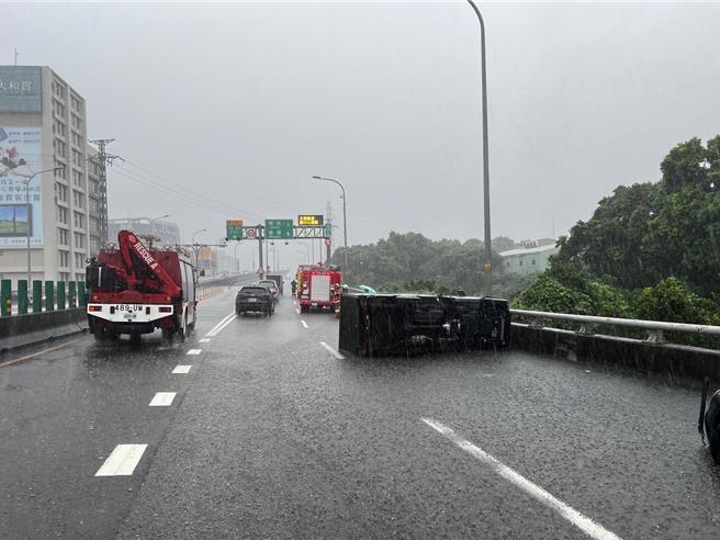 台65快速道路北上12.1K處發生小貨車自撞事故。（土城警分局提供）