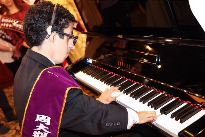 周大观文教基金会永续推动「全球热爱生命运动」，27年来迄今表扬横跨七大洲、79个国家共459位全球热爱生命奖章得主，22日为14位来自世界各地的生命斗士颁奖。现场邀请此届得主墨西哥「八指」钢琴勇士大卫．冈萨雷斯（见图）开场演奏生命乐章。（邓博仁摄）