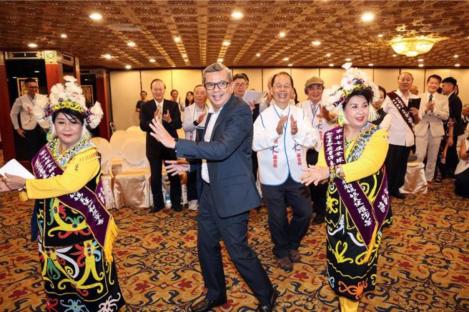 周大观文教基金会永续推动「全球热爱生命运动」，27年来迄今表扬横跨七大洲、79个国家共459位全球热爱生命奖章得主，22日为14位来自世界各地的生命斗士颁奖。现场邀请此届得主印尼双胞胎妈妈天使罗莎蒂与伊利雅寧希带动现场嘉宾跳舞。（邓博仁摄）