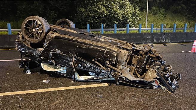 國道3號南向174.8公里沙鹿路段，22日凌晨發生一起嚴重車禍事故，因強大撞擊力造成車輛車頭毀損嚴重、幾乎半毀；駕駛及乘客共3人受傷送醫，所幸無生命危險。（國道警察提供／張妍溱台中傳真）