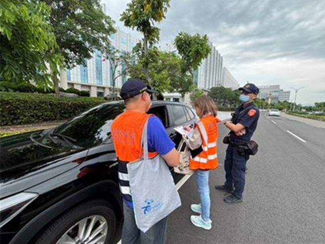 台中市高铁乌日站周边传出白牌车违法载客的情况，为遏止歪风，台中市府联合监理所稽查取缔。（台中市府提供）