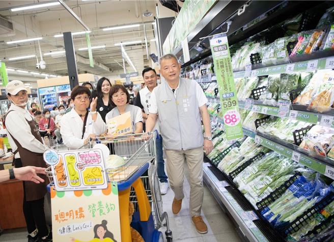今嘉義市副市長林瑞彥長與多位議員、里長及民眾在家樂福嘉義店賣場學習如何挑選健康食材。（嘉義市政府提供／呂妍庭嘉義傳真）