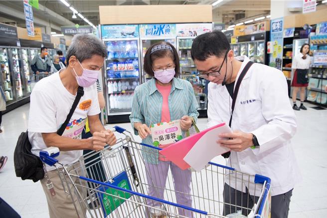 嘉義市衛生局今(22日)舉辦健康採購宣導活動，帶著20組親子組、樂活組學習如何建康挑選食材。（嘉義市政府提供／呂妍庭嘉義傳真）