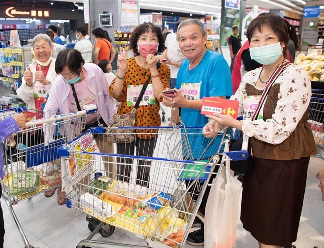 嘉義市衛生局今(22日)舉辦健康採購宣導活動，帶著20組親子組、樂活組學習如何建康挑選食材。（嘉義市政府提供／呂妍庭嘉義傳真）