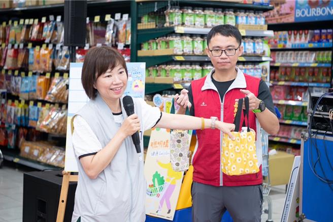 嘉市衛生局長廖育瑋表示，做好6大類食物分類，透過圖像化「我的餐盤」依面積比例攝取，即可滿足均衡營養的需求。（嘉義市政府提供／呂妍庭嘉義傳真）