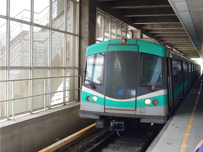 高雄捷运红线高架路段出现供电异常，工作人员透露疑为RK1隔音墙工程酿祸。高捷列车示意图。（任义宇摄）