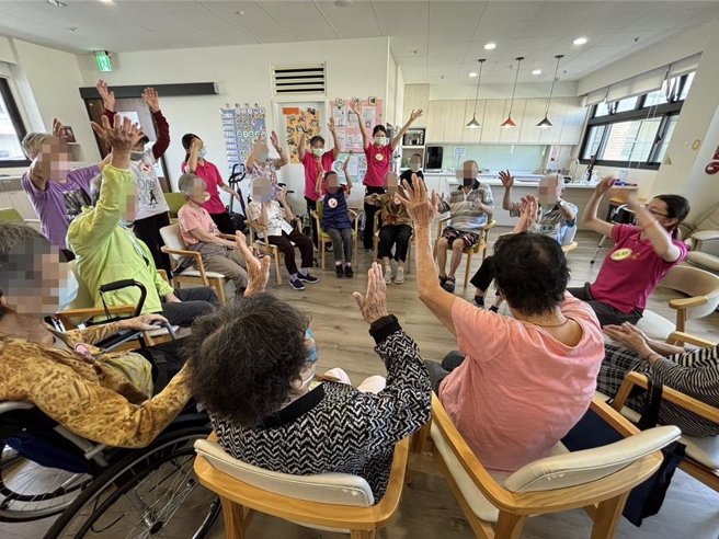 开业医师顾哲铭和大里农会合作改造大里农会旧建物筑成日照中心，透过多元的活化长者身、心、灵辅疗课程，让长者重新活化復能。（冯惠宜摄）