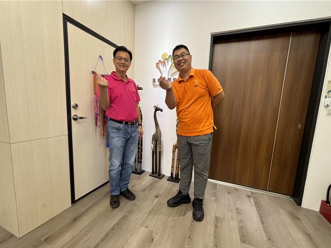 顾哲铭（左）从事基层医疗多年，有感于长者在家整天对着电视，缺乏刺激，不断退化，也因而投入长照领域，专注串连长者身、心、灵全人照顾。（冯惠宜摄）