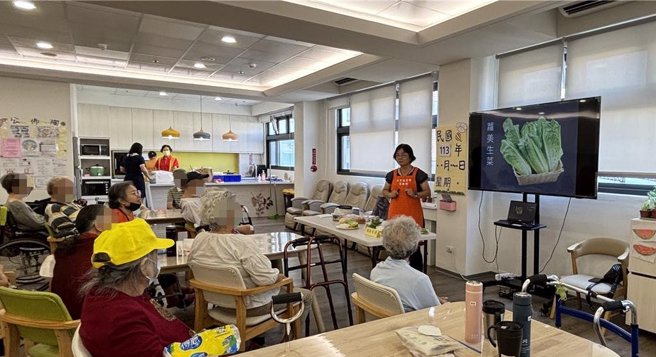 开业医师顾哲铭和大里农会合作改造大里农会旧建物筑成日照中心，透过多元的活化长者身、心、灵辅疗课程，让长者重新活化復能。（冯惠宜摄）