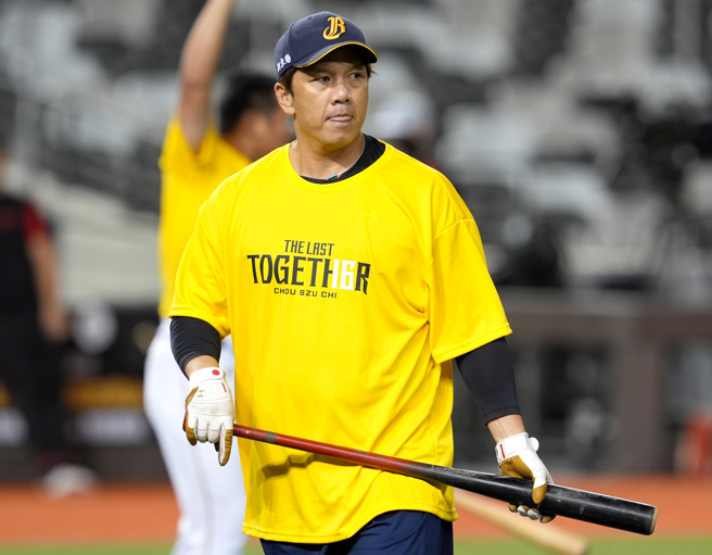 中华职棒中信兄弟队22日在台北大巨蛋举行「The Last Together 周思齐引退赛」，周思齐赛前练习。（黄世麒摄）