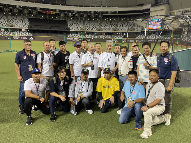 中信兄弟老将周思齐（黄衣者）与昔日兄弟象老前辈赛前合影。（毛琬婷摄）