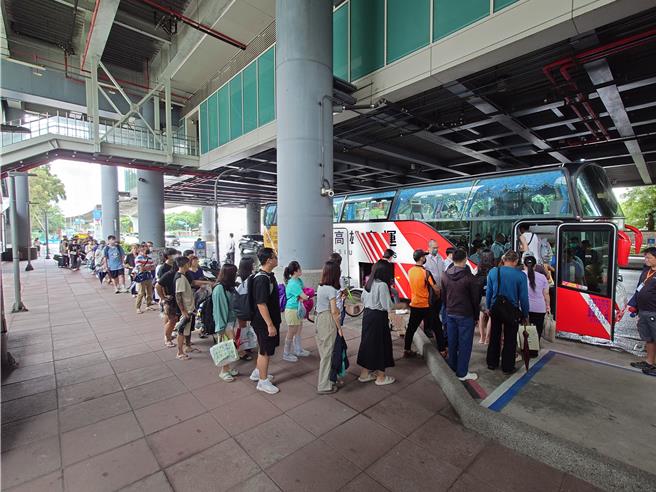 高捷紅線高架段今天出現供電異常，截至下午3點半仍未恢復正常運轉，事發時讓民眾排隊超過1小時等候接駁車，讓民代怒轟市府應變能力0分。（任義宇攝）