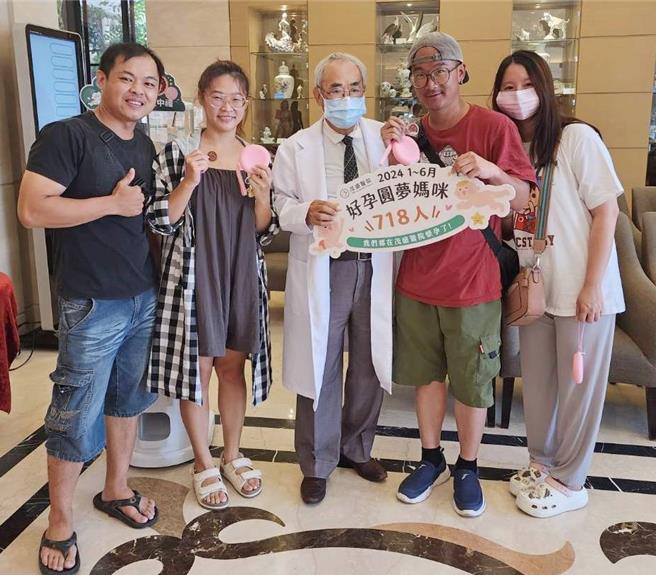 生殖教父、茂盛医院院长李茂盛（左三）指出，台湾年轻人不婚不生，未来出生率恐如自由落体坠落。（茂盛医院提供／冯惠宜台中传真）