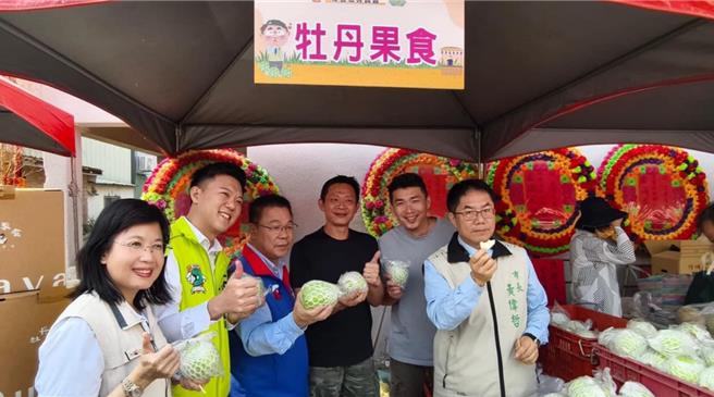位于台南后壁的「牡丹果食果园」，由一对想为家族果园尽一份心力的兄弟王义政（右三）、王义漳（右二）所设立，今年他们在后壁洋香瓜节设摊，与市长黄伟哲（右一）等人合照。（王义政提供／张毓翎台南传真）